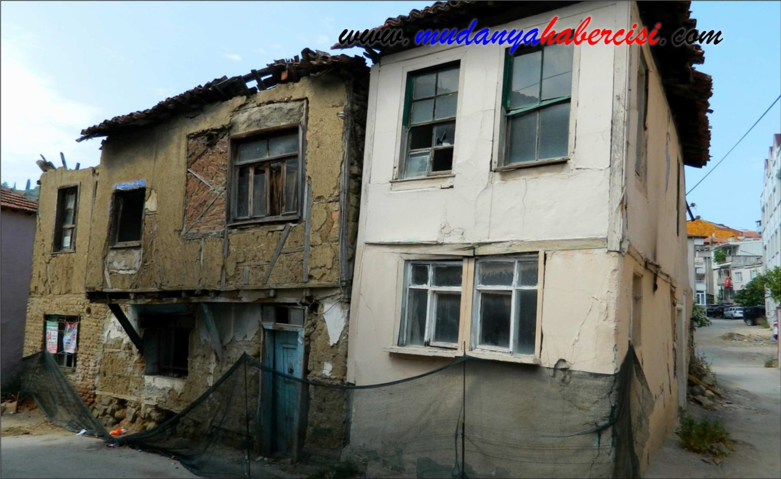 MUHTAR MAHALLESNDE METRUK EVLER YIKTIRIYOR