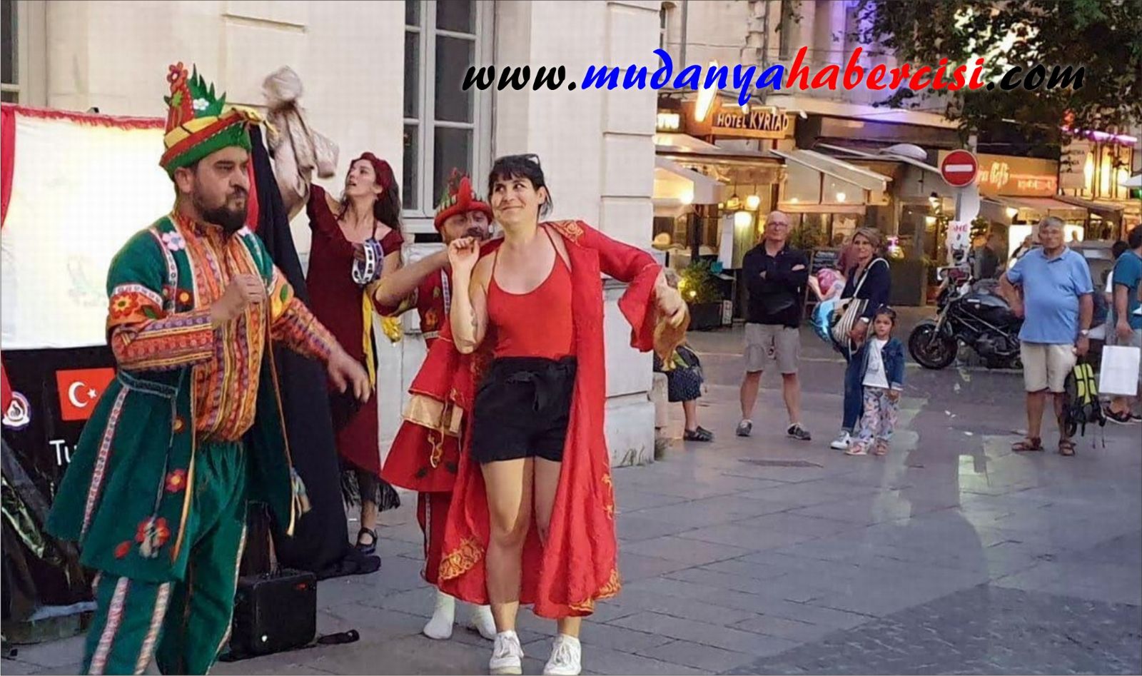 FRANSA SOKAKLARINDA GELENEKSEL TRK TYATROSU
