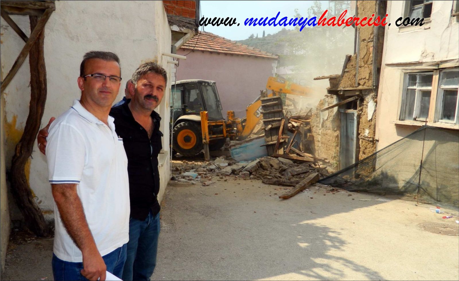 MUHTAR MAHALLESNDE METRUK EVLER YIKTIRIYOR