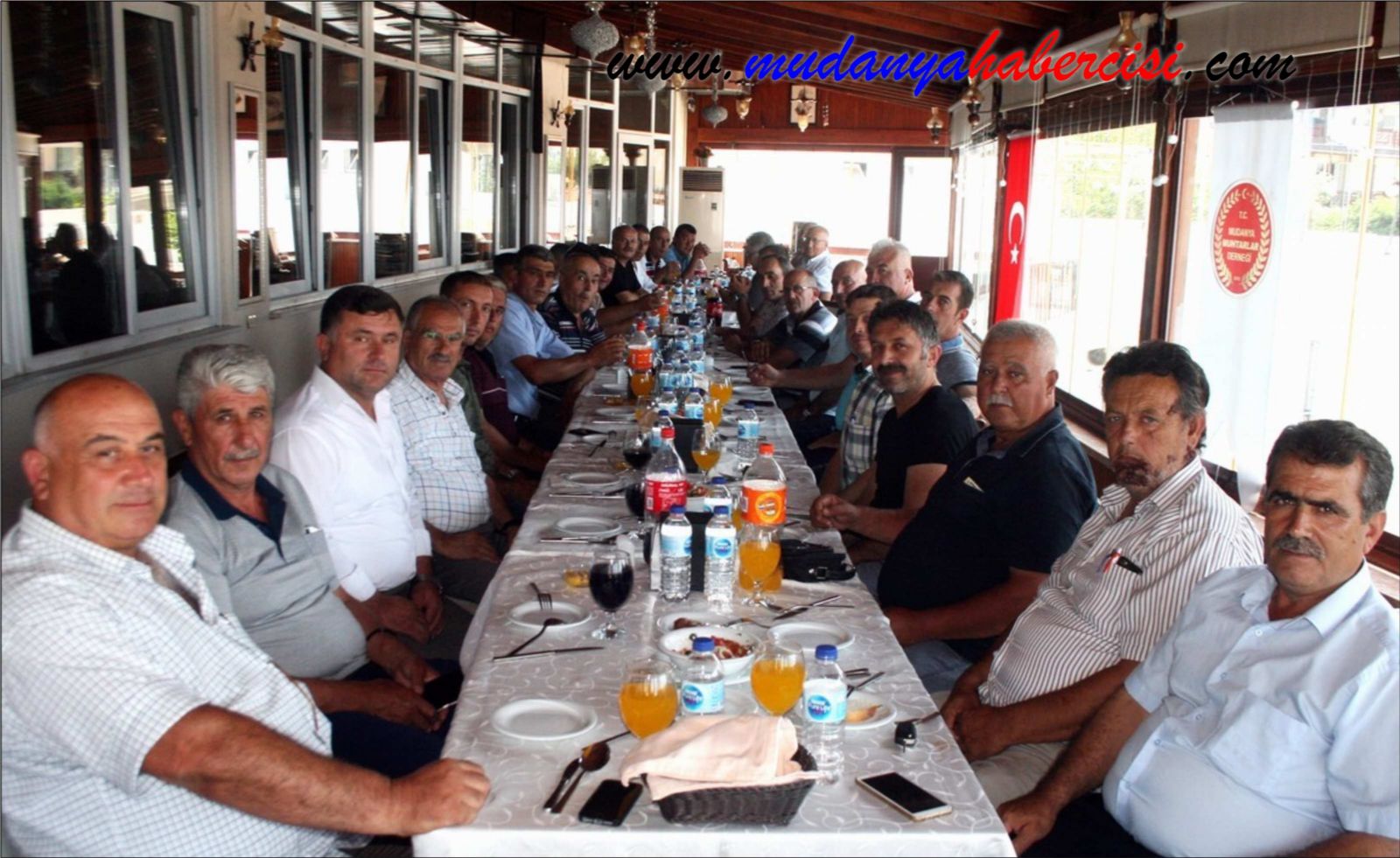 MUHTARLAR YEMEKTE BULUTU