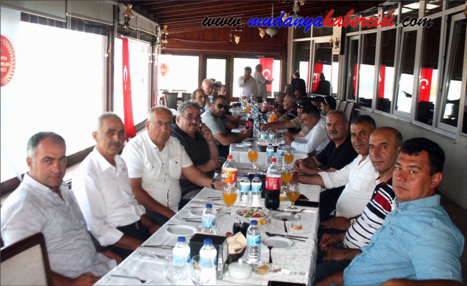 MUHTARLAR YEMEKTE BULUTU