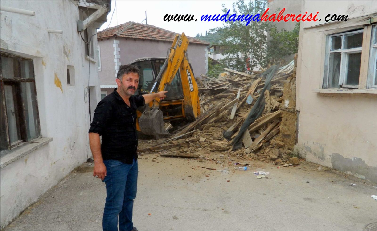 MUHTAR MAHALLESNDE METRUK EVLER YIKTIRIYOR